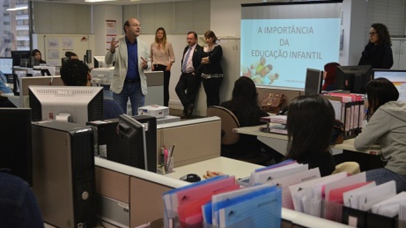 secretário Miki Breier na abertura da palesta para os funcionários da CEVA